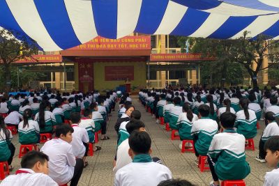 Nói chuyện chuyên đề “Không một mình – Cùng nhau an toàn trực tuyến”